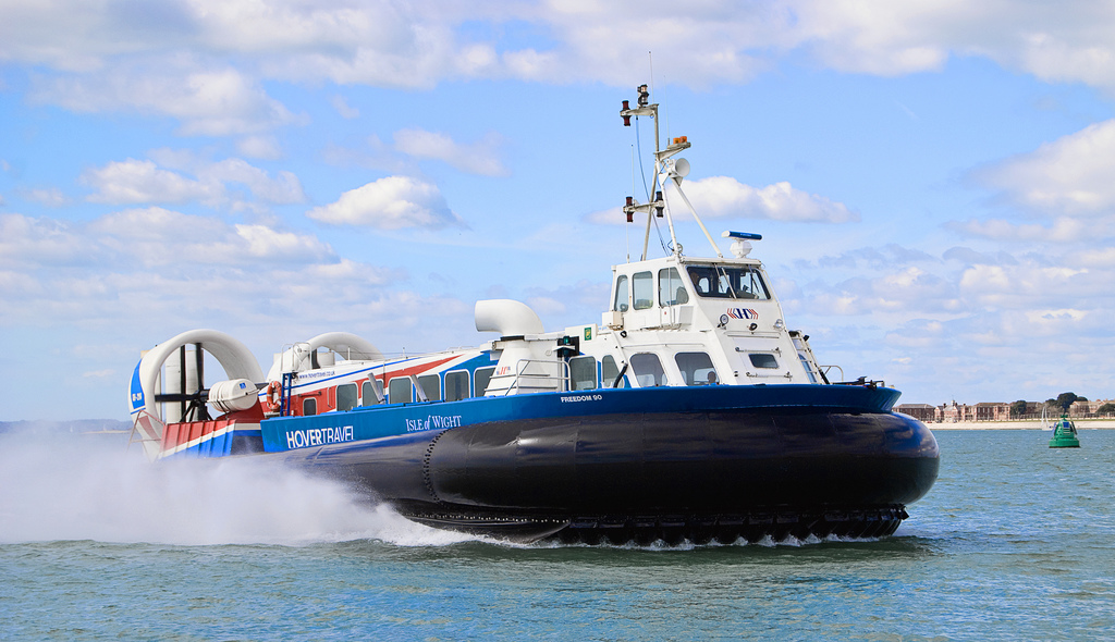 Hovercraft നമ്മുടെ നാട്ടിൽ സാധാരണ കാണാത്ത ഒരു വാഹനമാണ്.
